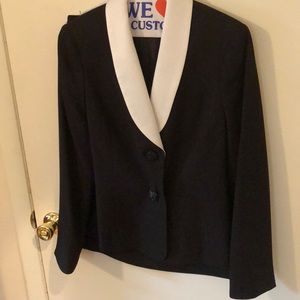 Women’s blazer and skirt suit, like new!